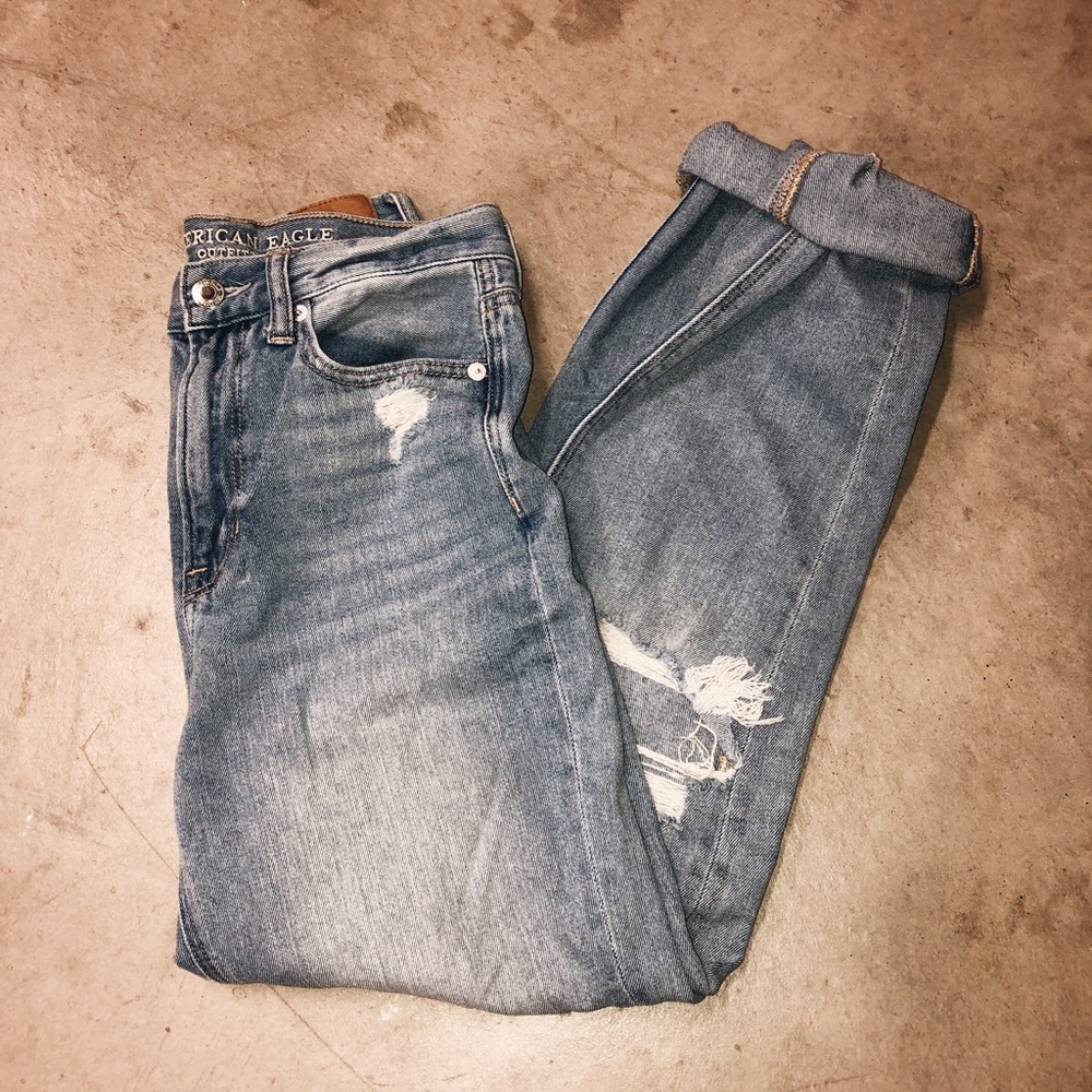 American Eagle Mom Jeans Ripped Light Wash